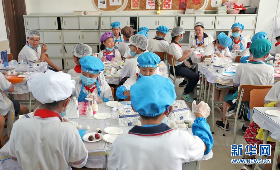 (在習(xí)近平新時代中國特色社會主義思想指引下——新時代新作為新篇章·總書記關(guān)心的百姓身邊事·圖文互動)(2)“媽媽第一次吃到我做的菜時高興得哭了”——中國孩子在勞動教育中健康成長