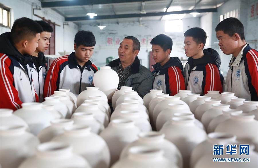 （壯麗70年&middot;奮斗新時(shí)代&mdash;&mdash;共和國發(fā)展成就巡禮&middot;圖文互動(dòng)）（3）優(yōu)先發(fā)展 奠基未來&mdash;&mdash;共和國教育事業(yè)發(fā)展成就巡禮