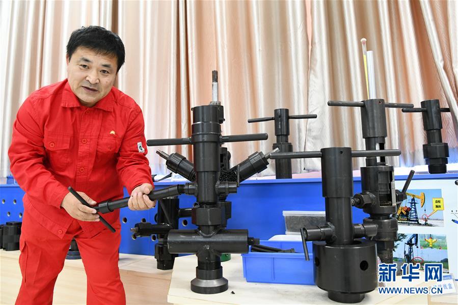 (圖文互動)(1)當好標桿旗幟 建設(shè)百年油田——寫在大慶油田發(fā)現(xiàn)60周年之際