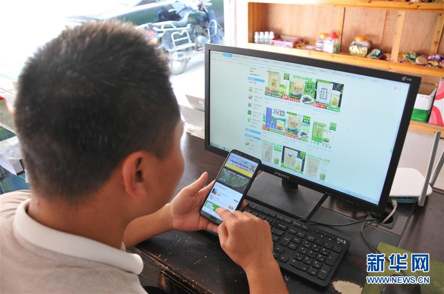 （在習近平新時代中國特色社會主義思想指引下&mdash;&mdash;新時代新作為新篇章&middot;總書記關心的百姓身邊事&middot;圖文互動）（1）手機成為&ldquo;新農(nóng)具&rdquo;　莊戶人變&ldquo;新店家&rdquo;&mdash;&mdash;農(nóng)村電商助力農(nóng)民豐收