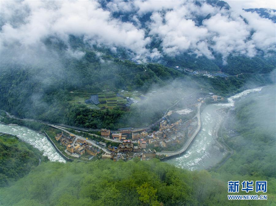 （新華全媒頭條&middot;圖文互動）（10）讓各民族手足相親守望相助&mdash;&mdash;以習(xí)近平同志為核心的黨中央關(guān)心少數(shù)民族和民族工作紀實