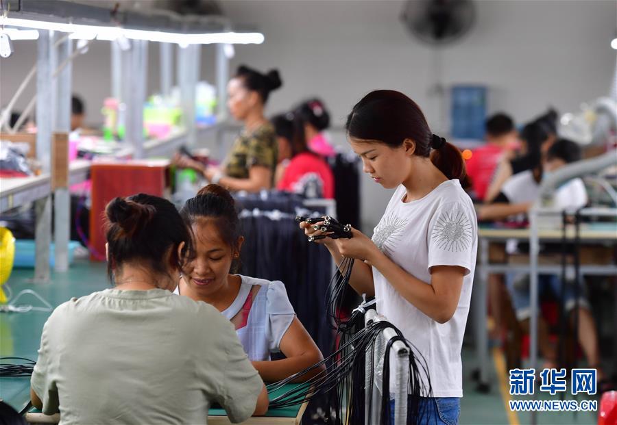 (新華全媒頭條·圖文互動)(4)中國道路越走越寬廣——社會主義中國實(shí)踐啟示錄