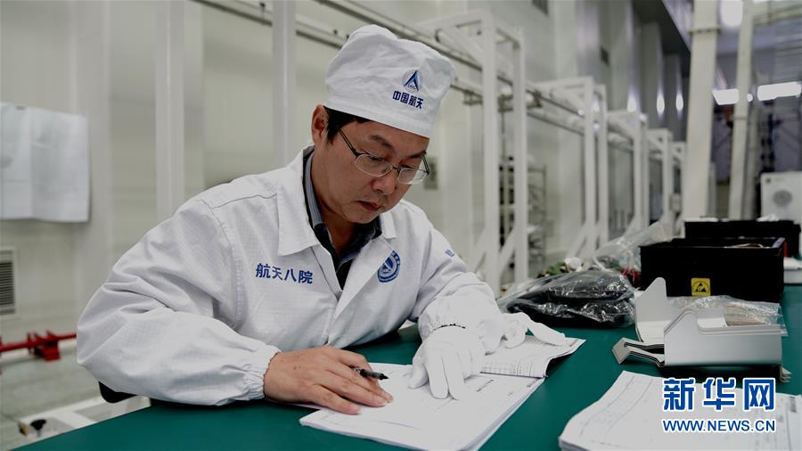 （德耀中華&middot;圖文互動）（2）王曙群：&ldquo;腳踏實地、仰望星空&rdquo;的大國工匠