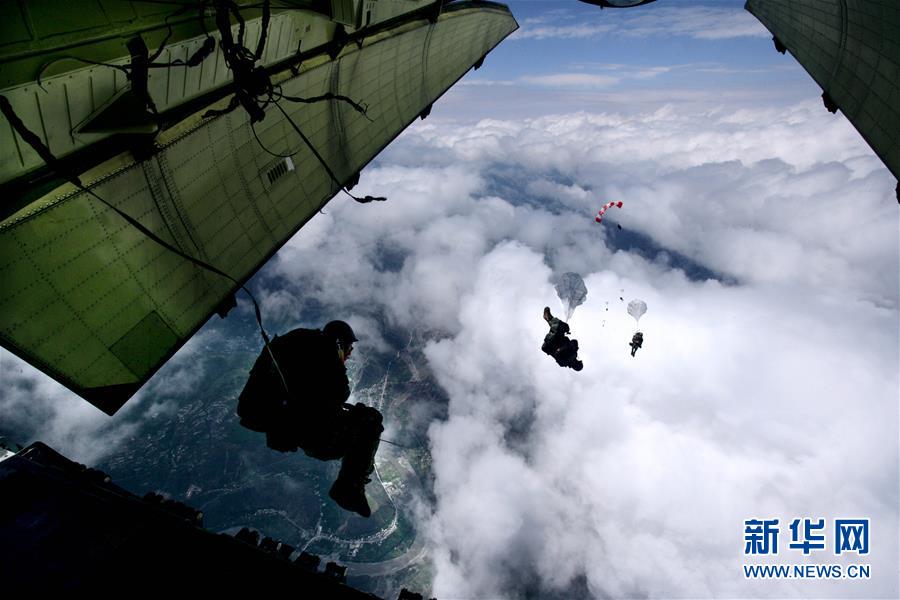 （新華全媒頭條&middot;人民空軍70年&middot;圖文互動）（12）陽光照耀奮飛的航程&mdash;&mdash;黨中央、中央軍委和習主席關心人民空軍建設發(fā)展紀實