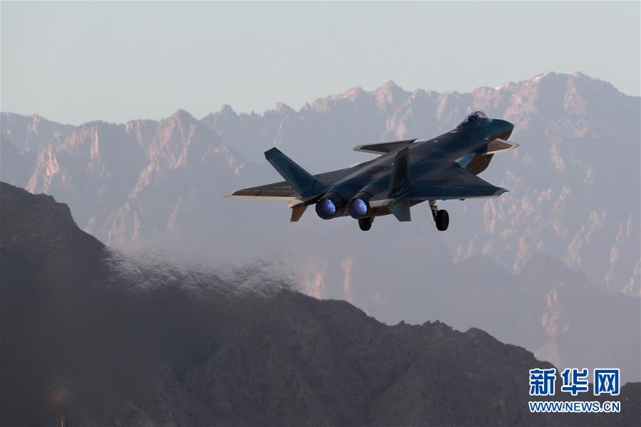 （新華全媒頭條&middot;人民空軍70年&middot;圖文互動）（14）陽光照耀奮飛的航程&mdash;&mdash;黨中央、中央軍委和習主席關心人民空軍建設發(fā)展紀實