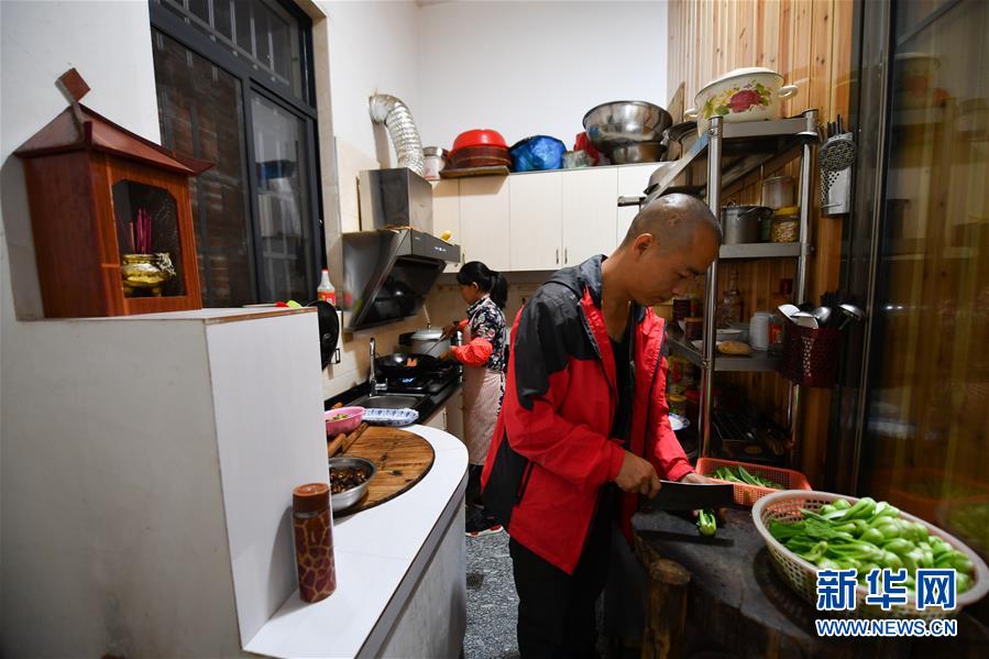 （圖文互動(dòng)）（8）鄉(xiāng)村攝影師、鄉(xiāng)村&ldquo;模特&rdquo;、民宿店主&mdash;&mdash;鄉(xiāng)村旅游推動(dòng)婺源農(nóng)民生活方式發(fā)生新變化