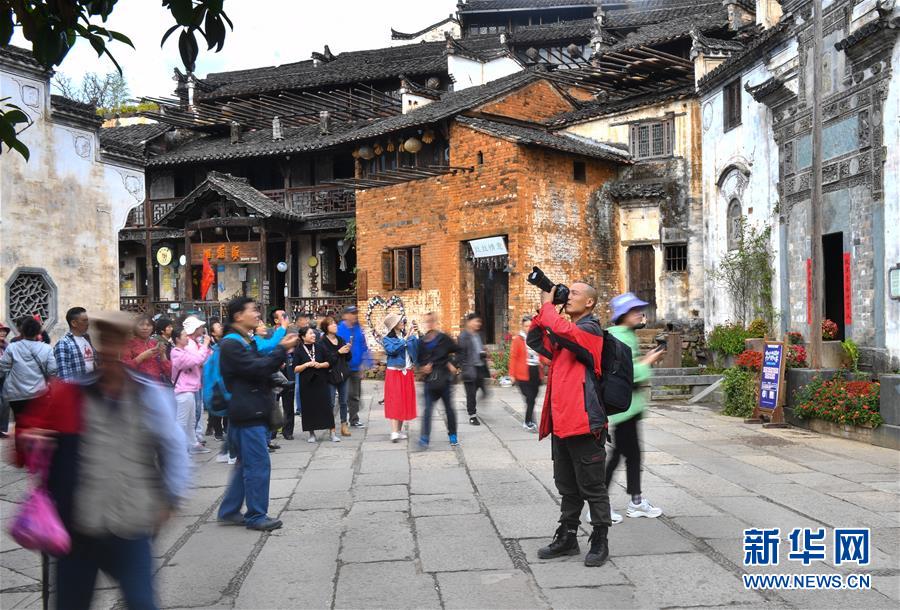 （圖文互動(dòng)）（11）鄉(xiāng)村攝影師、鄉(xiāng)村&ldquo;模特&rdquo;、民宿店主&mdash;&mdash;鄉(xiāng)村旅游推動(dòng)婺源農(nóng)民生活方式發(fā)生新變化