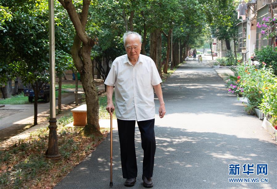 （新華全媒頭條&middot;圖文互動）（9）滄海橫流 信仰彌堅(jiān)&mdash;&mdash;記共產(chǎn)黨員、湘潭大學(xué)九旬教授滄南