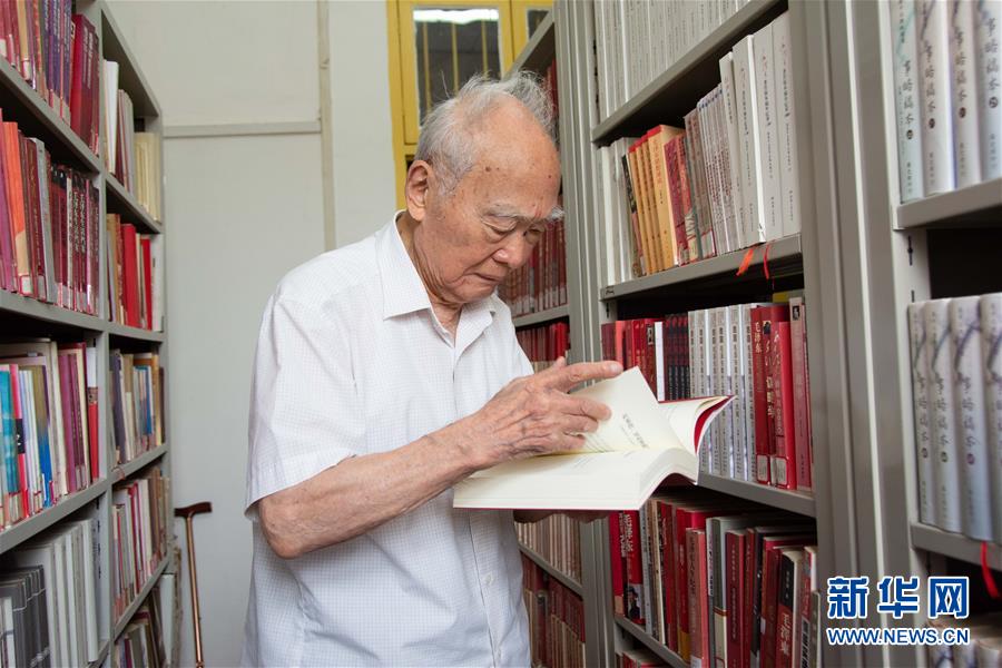 （新華全媒頭條&middot;圖文互動）（6）滄海橫流 信仰彌堅(jiān)&mdash;&mdash;記共產(chǎn)黨員、湘潭大學(xué)九旬教授滄南