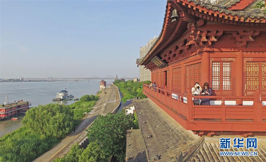 （在習近平新時代中國特色社會主義思想指引下&mdash;&mdash;新時代新作為新篇章&middot;總書記關(guān)切高質(zhì)量發(fā)展&middot;圖文互動）（2）在藍天白云下&mdash;&mdash;污染防治攻堅戰(zhàn)持續(xù)推進