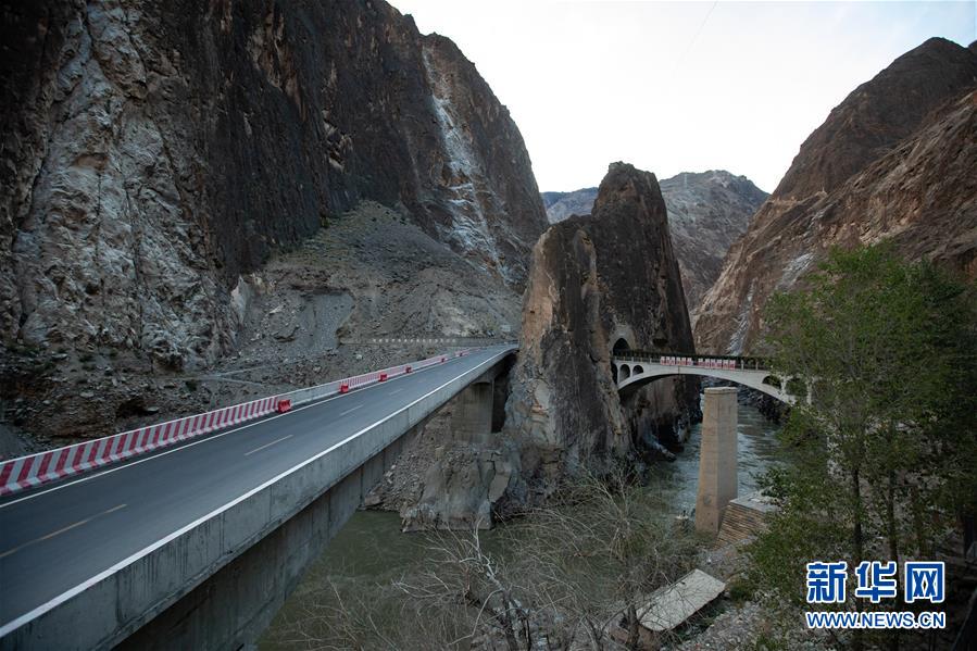 （新華全媒頭條&middot;圖文互動）（8）格桑花開滿天路&mdash;&mdash;寫在川藏公路通車65周年之際