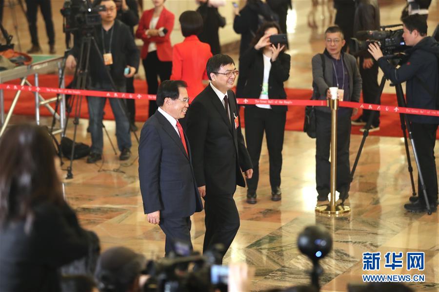 （兩會(huì)&middot;面對(duì)面）（9）全國(guó)人大代表接受采訪