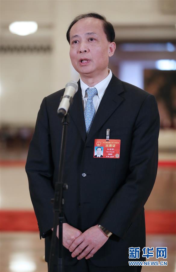 （兩會(huì)&middot;面對(duì)面）（3）全國人大代表接受采訪