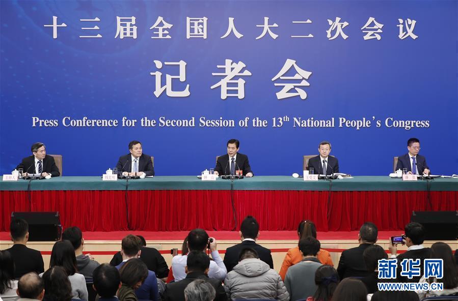 （兩會(huì)&middot;XHDW）（1）商務(wù)部部長(zhǎng)鐘山等就&ldquo;促進(jìn)形成強(qiáng)大國(guó)內(nèi)市場(chǎng) 推動(dòng)全方位對(duì)外開放&rdquo;答記者問