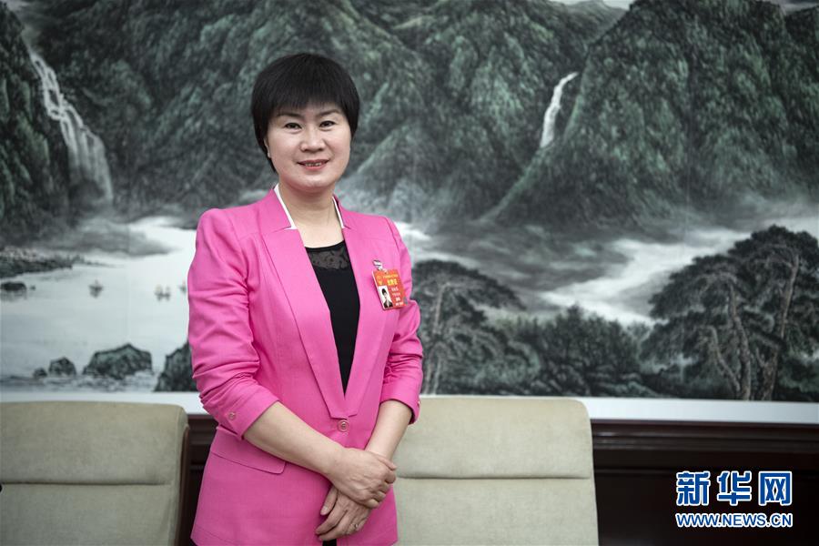 （兩會(huì)&middot;圖片故事）（10）全國人大代表馬恒燕：讓城鄉(xiāng)學(xué)生共享&ldquo;互聯(lián)網(wǎng)+教育&rdquo;優(yōu)質(zhì)資源