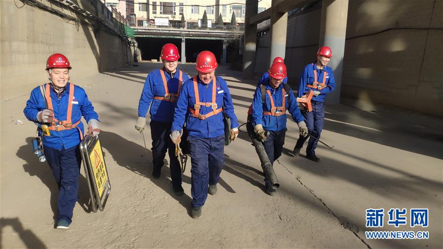 （嚴(yán)寒下的勞動(dòng)者&middot;圖文互動(dòng)）（2）巡線工人&ldquo;冰與火&rdquo;的考驗(yàn)