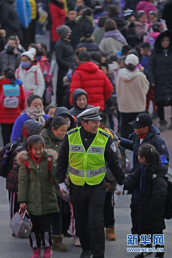 （新春走基層&middot;圖文互動）（3）老楊貓腰護(hù)學(xué)：20米走了33年