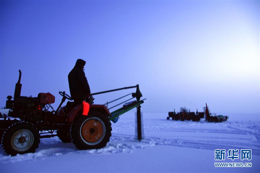 （新春走基層&middot;圖文互動(dòng)）（1）&ldquo;干活的人不會(huì)冷&rdquo;&mdash;&mdash;直擊新疆吉力湖冬捕現(xiàn)場
