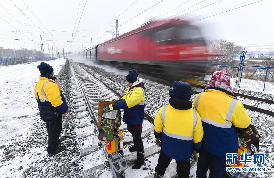 （新春走基層）（9）嚴寒下的&ldquo;鐵路醫(yī)生&rdquo;：風雪中守護回家路