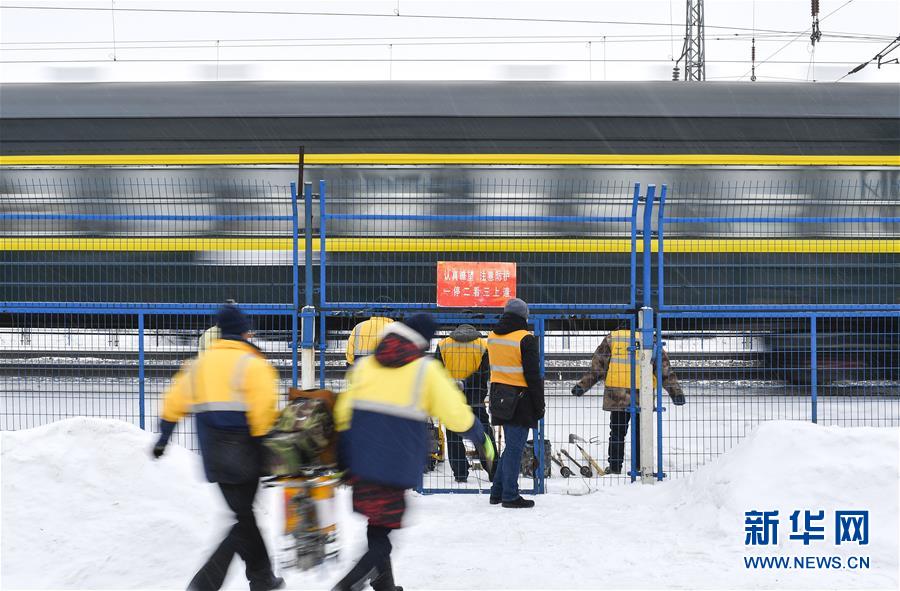 （新春走基層）（14）嚴(yán)寒下的&ldquo;鐵路醫(yī)生&rdquo;：風(fēng)雪中守護(hù)回家路