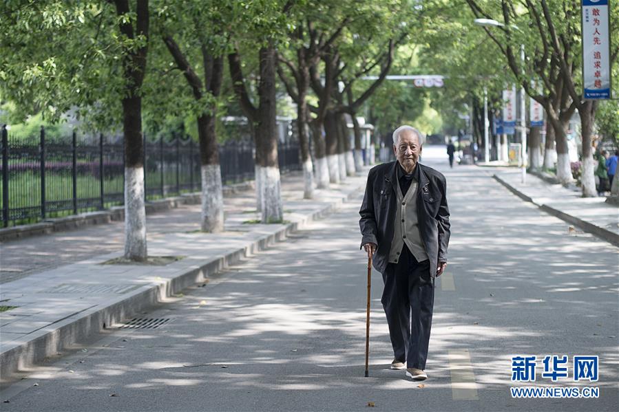 （今日關(guān)注&middot;科技獎(jiǎng)勵(lì)大會(huì)&middot;圖文互動(dòng)）（4）此生屬于祖國，此生無怨無悔&mdash;&mdash;隱身30年的中國核潛艇先驅(qū)黃旭華