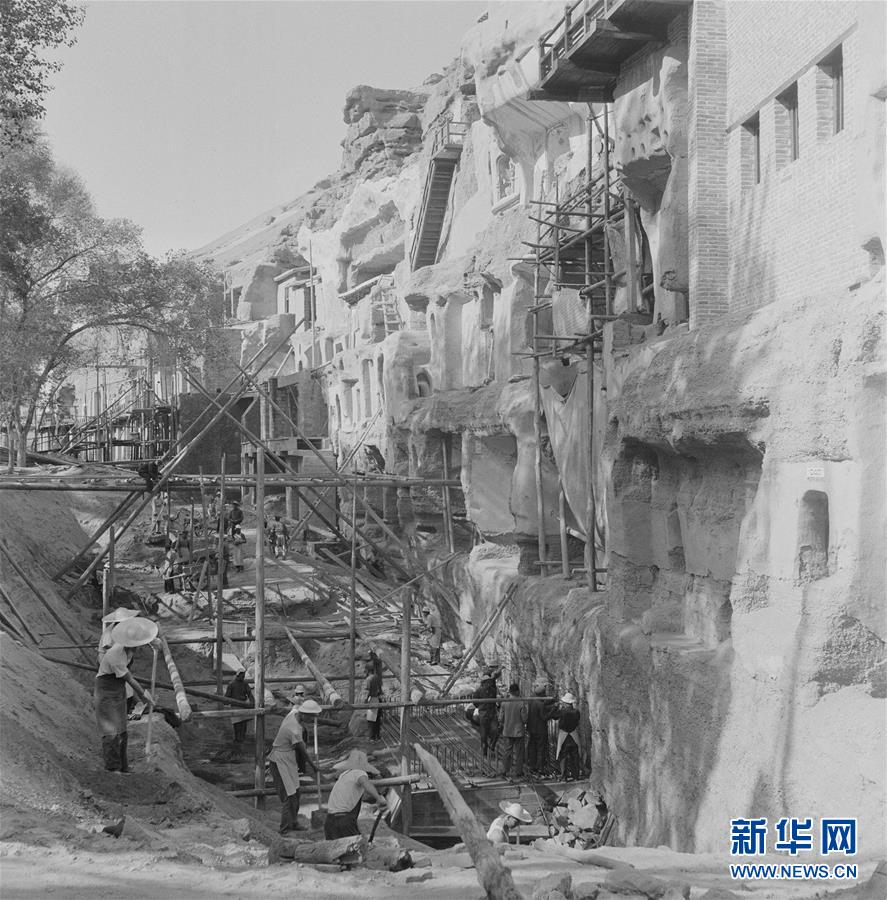 （時(shí)代先鋒&middot;圖文互動(dòng)）（4）此生不悔入沙海 勇?lián)厝问家?jiàn)金&mdash;&mdash;敦煌研究院文物保護(hù)利用群體群像