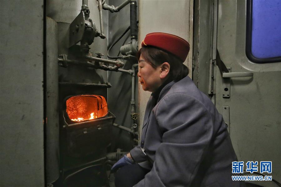 （新春走基層&middot;圖文互動）（2）小康路上，與&ldquo;小慢車&rdquo;同行&mdash;&mdash;長白山區(qū)綠皮火車二三事