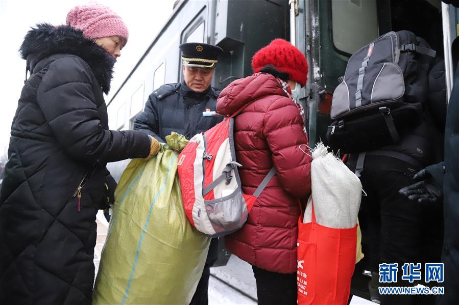 （新春走基層&middot;圖文互動）（4）小康路上，與&ldquo;小慢車&rdquo;同行&mdash;&mdash;長白山區(qū)綠皮火車二三事