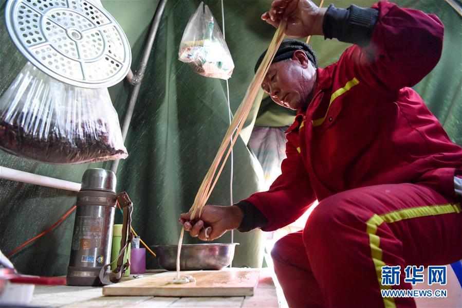 （新春走基層&middot;圖文互動(dòng)）（7）大漠中，一頂帳篷守歲五年