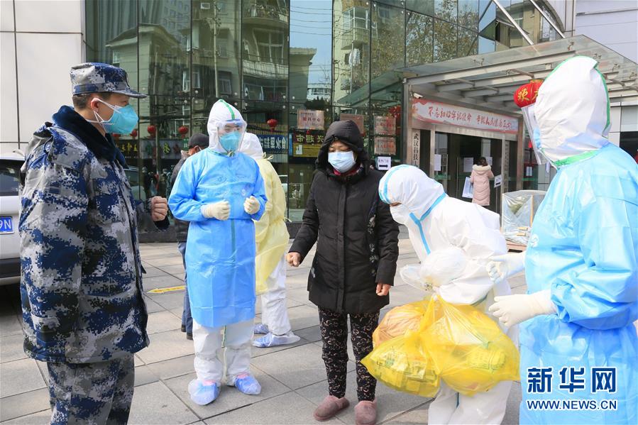 （新華全媒頭條&middot;圖文互動）（1）黨旗，高高飄揚在防控疫情斗爭第一線&mdash;&mdash;各級黨組織和廣大黨員干部投身疫情防控阻擊戰(zhàn)紀實