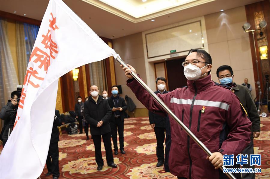 （新華全媒頭條&middot;圖文互動）（3）黨旗，高高飄揚在防控疫情斗爭第一線&mdash;&mdash;各級黨組織和廣大黨員干部投身疫情防控阻擊戰(zhàn)紀實