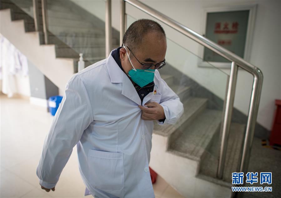 （新華全媒頭條&middot;聚焦疫情防控&middot;圖文互動(dòng)）（1）拼漸凍生命 與疫魔競(jìng)速&mdash;&mdash;記疫情&ldquo;風(fēng)暴眼&rdquo;中武漢金銀潭醫(yī)院院長張定宇