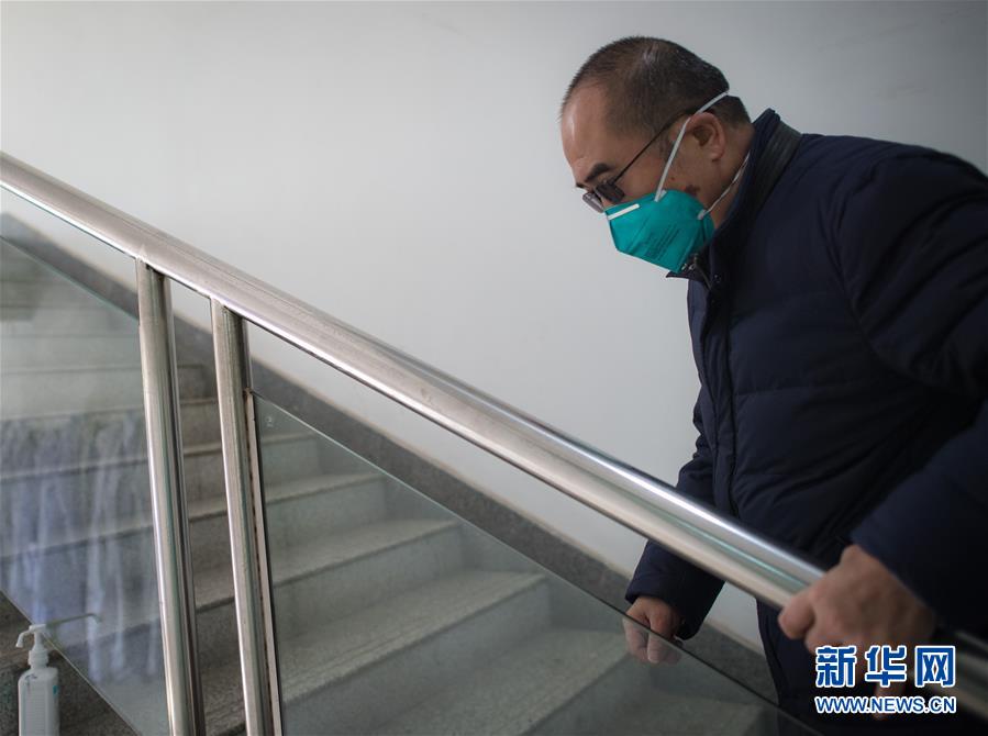 （新華全媒頭條&middot;聚焦疫情防控&middot;圖文互動(dòng)）（11）拼漸凍生命 與疫魔競(jìng)速&mdash;&mdash;記疫情&ldquo;風(fēng)暴眼&rdquo;中武漢金銀潭醫(yī)院院長張定宇