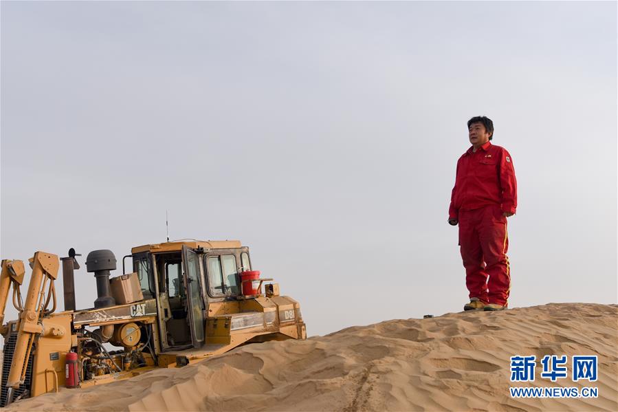 （新春走基層&middot;圖文互動(dòng)）（1）特寫(xiě)：與車(chē)為伴，獨(dú)行沙海