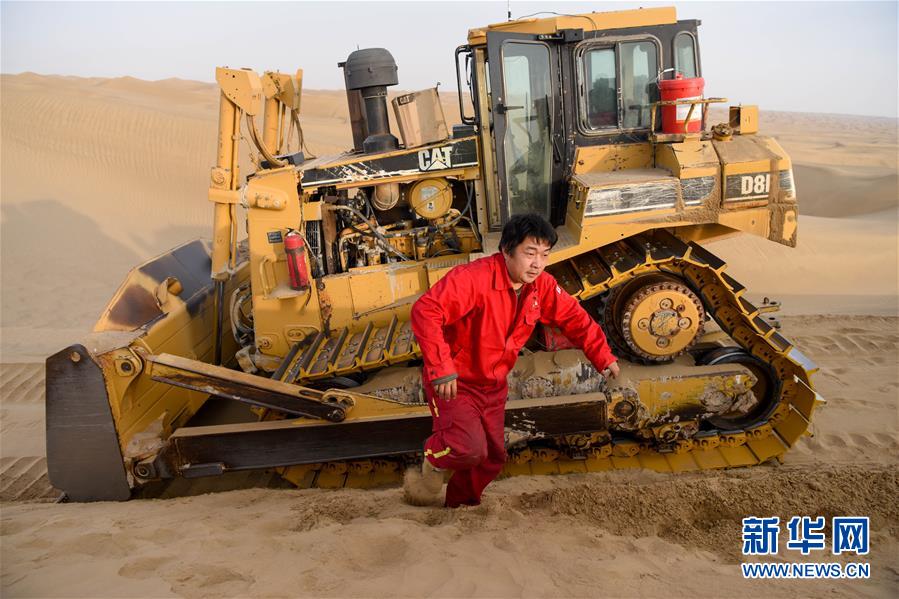 （新春走基層&middot;圖文互動(dòng)）（5）特寫(xiě)：與車(chē)為伴，獨(dú)行沙海