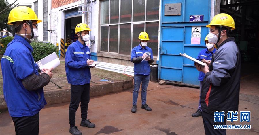 （來(lái)自經(jīng)濟(jì)前沿的故事&middot;企業(yè)復(fù)工復(fù)產(chǎn)&middot;圖文互動(dòng)）（3）戴口罩、測(cè)體溫進(jìn)公司&mdash;&mdash;廣西柳工復(fù)工見(jiàn)聞