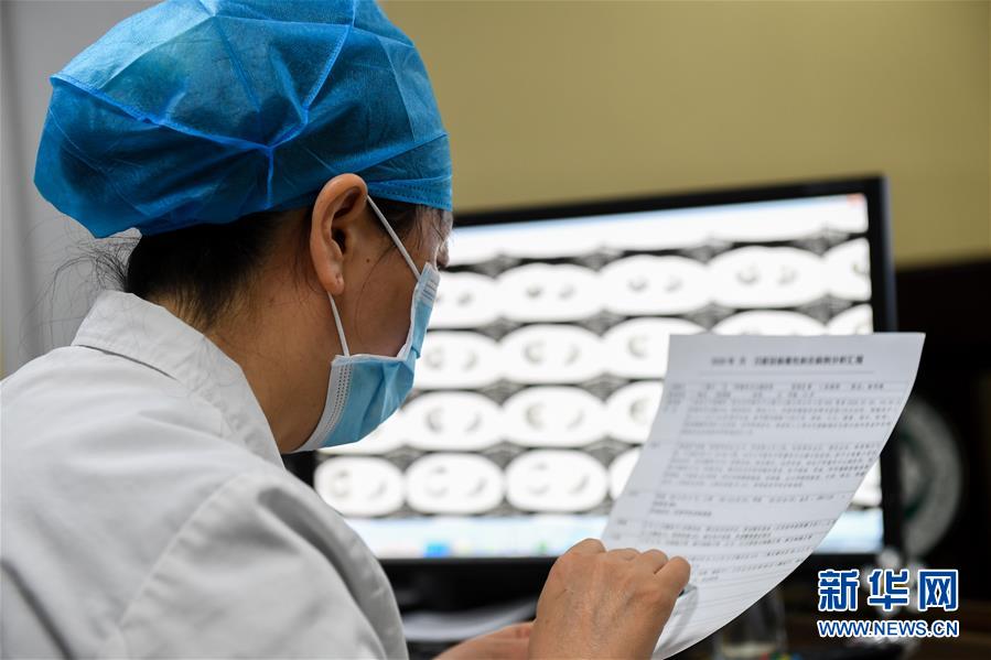 (聚焦疫情防控·圖文互動)(4)特寫:遠(yuǎn)程醫(yī)療中心里的生命接力