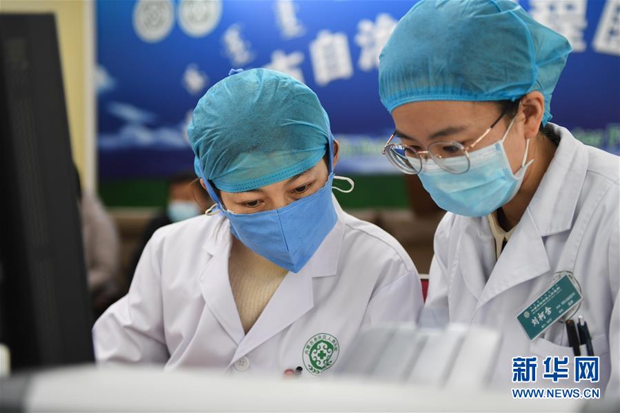 (聚焦疫情防控·圖文互動)(6)特寫:遠(yuǎn)程醫(yī)療中心里的生命接力
