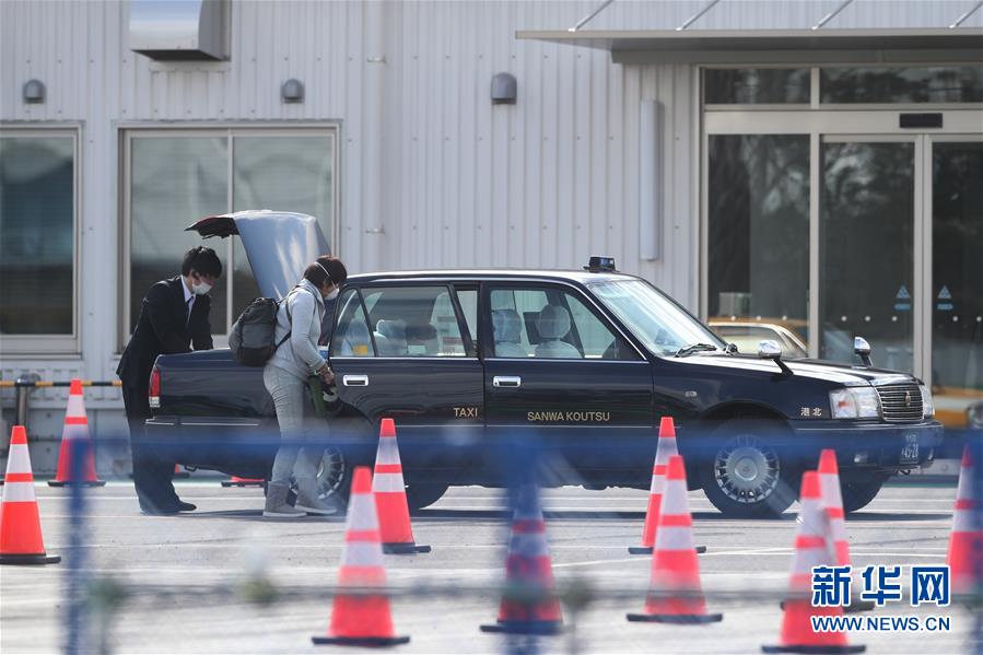 （國際）（2）&ldquo;鉆石公主&rdquo;號郵輪乘客陸續(xù)下船