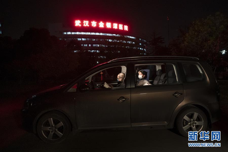 （一線抗疫群英譜&middot;圖文互動）（1）特寫：為節(jié)省10分鐘，這對醫(yī)護夫妻&ldquo;以車為家&rdquo;