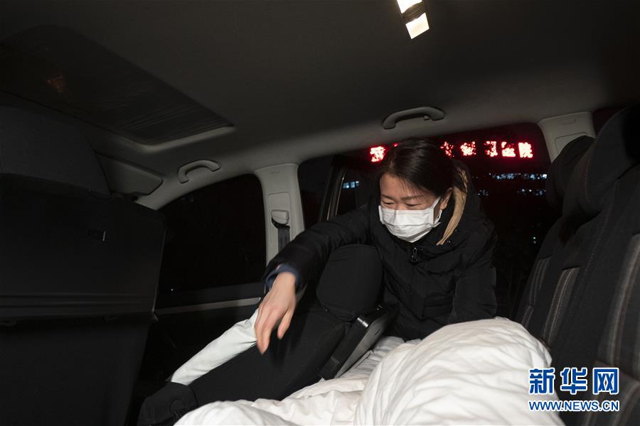 （一線抗疫群英譜&middot;圖文互動）（2）特寫：為節(jié)省10分鐘，這對醫(yī)護夫妻&ldquo;以車為家&rdquo;