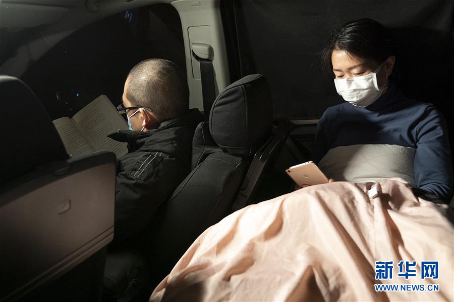 （一線抗疫群英譜&middot;圖文互動）（5）特寫：為節(jié)省10分鐘，這對醫(yī)護夫妻&ldquo;以車為家&rdquo;