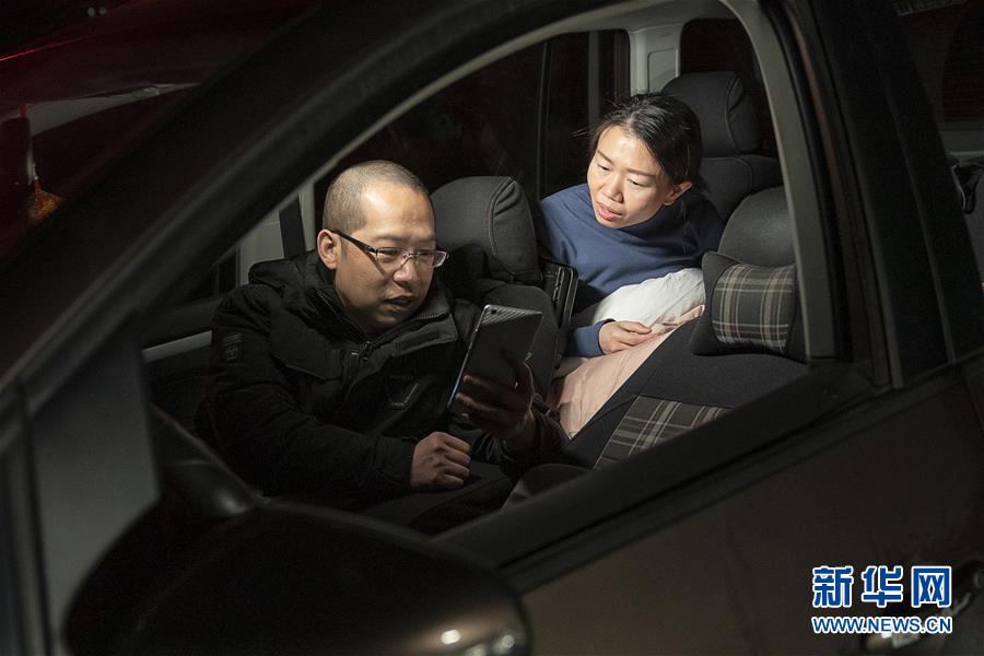 （一線抗疫群英譜&middot;圖文互動）（7）特寫：為節(jié)省10分鐘，這對醫(yī)護夫妻&ldquo;以車為家&rdquo;