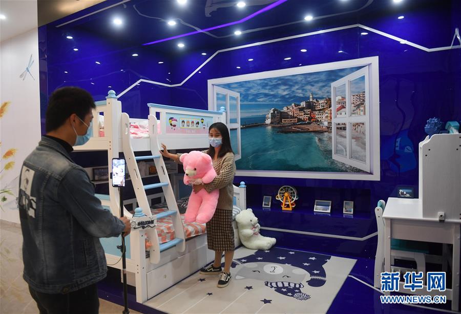 （圖文互動(dòng)）（9）展會(huì)變直播 員工變網(wǎng)紅&mdash;&mdash;千億元家具產(chǎn)業(yè)別樣復(fù)工復(fù)產(chǎn)路