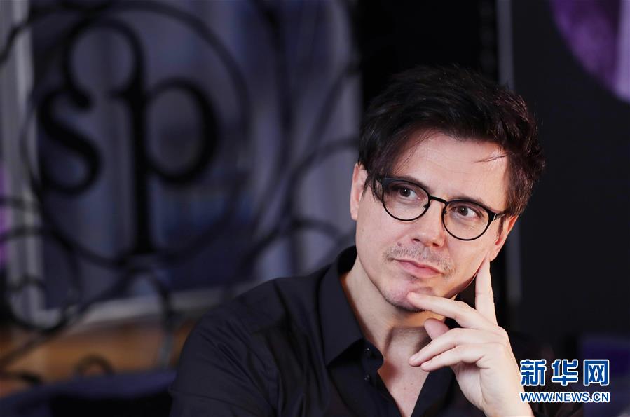 （國(guó)際&middot;圖文互動(dòng)）（3）通訊：手牽手，我們共同驅(qū)散陰霾&mdash;&mdash;法國(guó)音樂(lè)人創(chuàng)作抗疫歌曲背后的故事