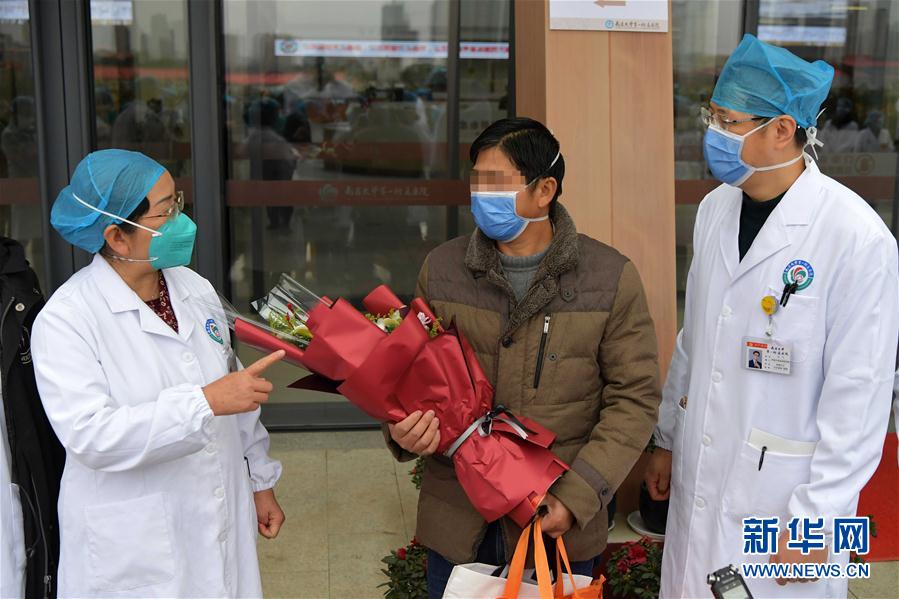 （在習近平新時代中國特色社會主義思想指引下&mdash;&mdash;新時代新作為新篇章&middot;習近平總書記關切事&middot;圖文互動）（10）口罩擋不住你的美&mdash;&mdash;戰(zhàn)&ldquo;疫&rdquo;一線巾幗掠影