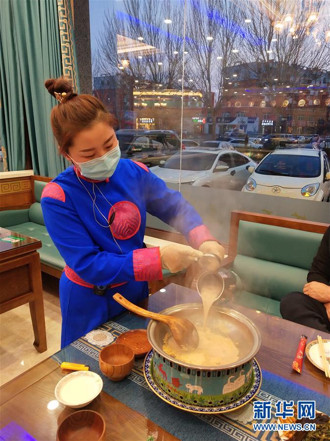 （圖文互動(dòng)）（2）特寫：限人數(shù)、分餐吃、用公筷&mdash;&mdash;偏遠(yuǎn)小城&ldquo;吃飯&rdquo;見聞