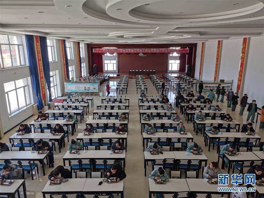 （圖文互動(dòng)）（3）特寫：限人數(shù)、分餐吃、用公筷&mdash;&mdash;偏遠(yuǎn)小城&ldquo;吃飯&rdquo;見聞