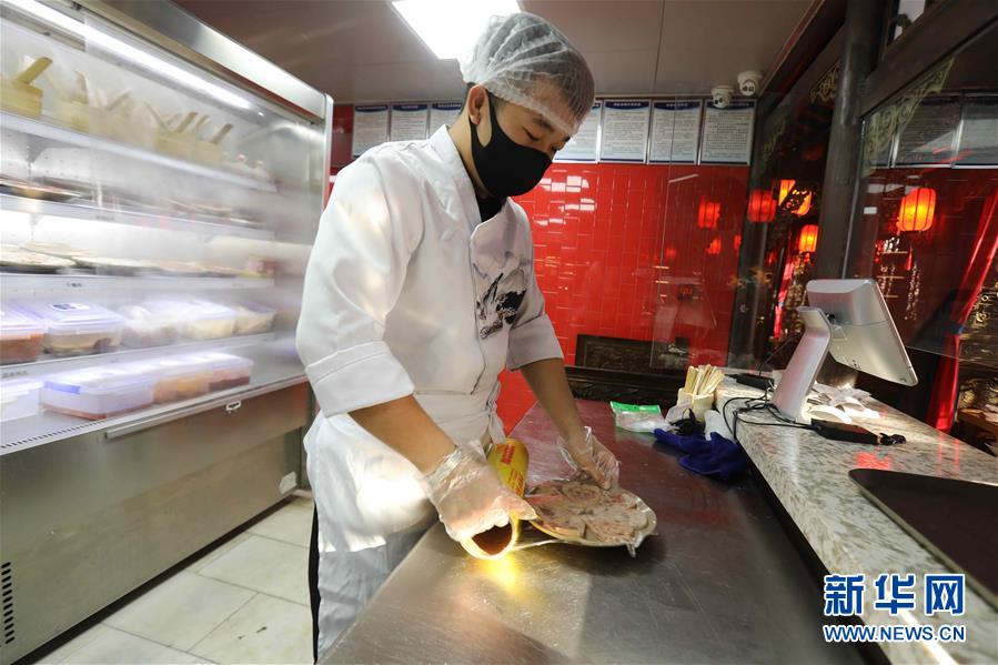 （圖文互動(dòng)）（4）特寫：限人數(shù)、分餐吃、用公筷&mdash;&mdash;偏遠(yuǎn)小城&ldquo;吃飯&rdquo;見聞