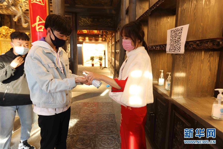 （圖文互動(dòng)）（5）特寫：限人數(shù)、分餐吃、用公筷&mdash;&mdash;偏遠(yuǎn)小城&ldquo;吃飯&rdquo;見聞